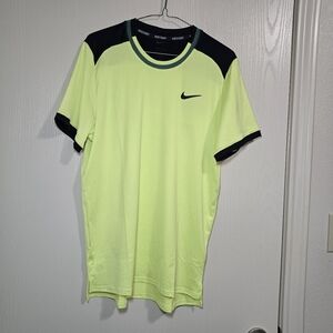 Nike Dri-FIT Court Advantage Men's Size M Barely Volt Tennis Top FD5319-736